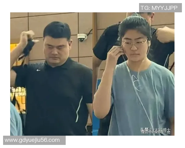 姚明与萧亚轩同框视频引发热议粉丝纷纷点赞两位明星的默契互动让人惊喜