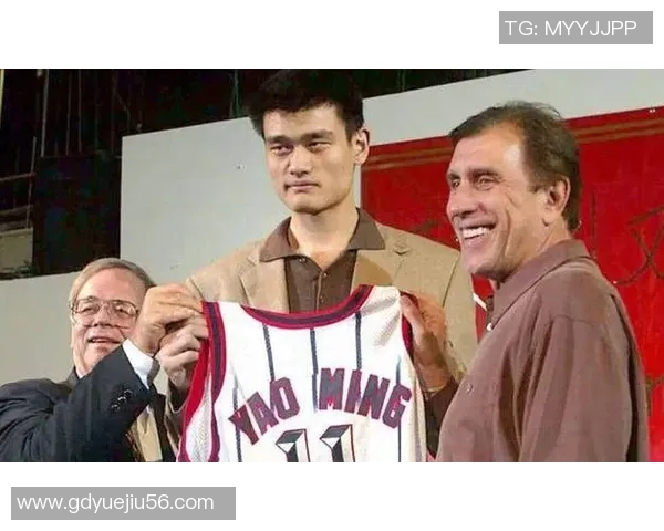 姚明签名球迷热情高涨共同见证篮球传奇的魅力与感动