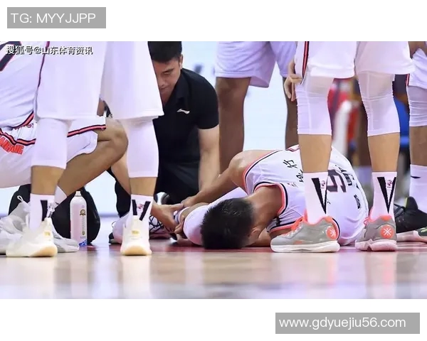 易建联受伤退出比赛，球迷担心其赛季命运