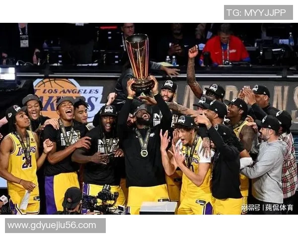 詹姆斯带领湖人豪取胜利,他们仍是本赛季夺冠热门球队 詹姆斯带领湖人豪取胜利,他们仍是本赛季夺冠热门球队